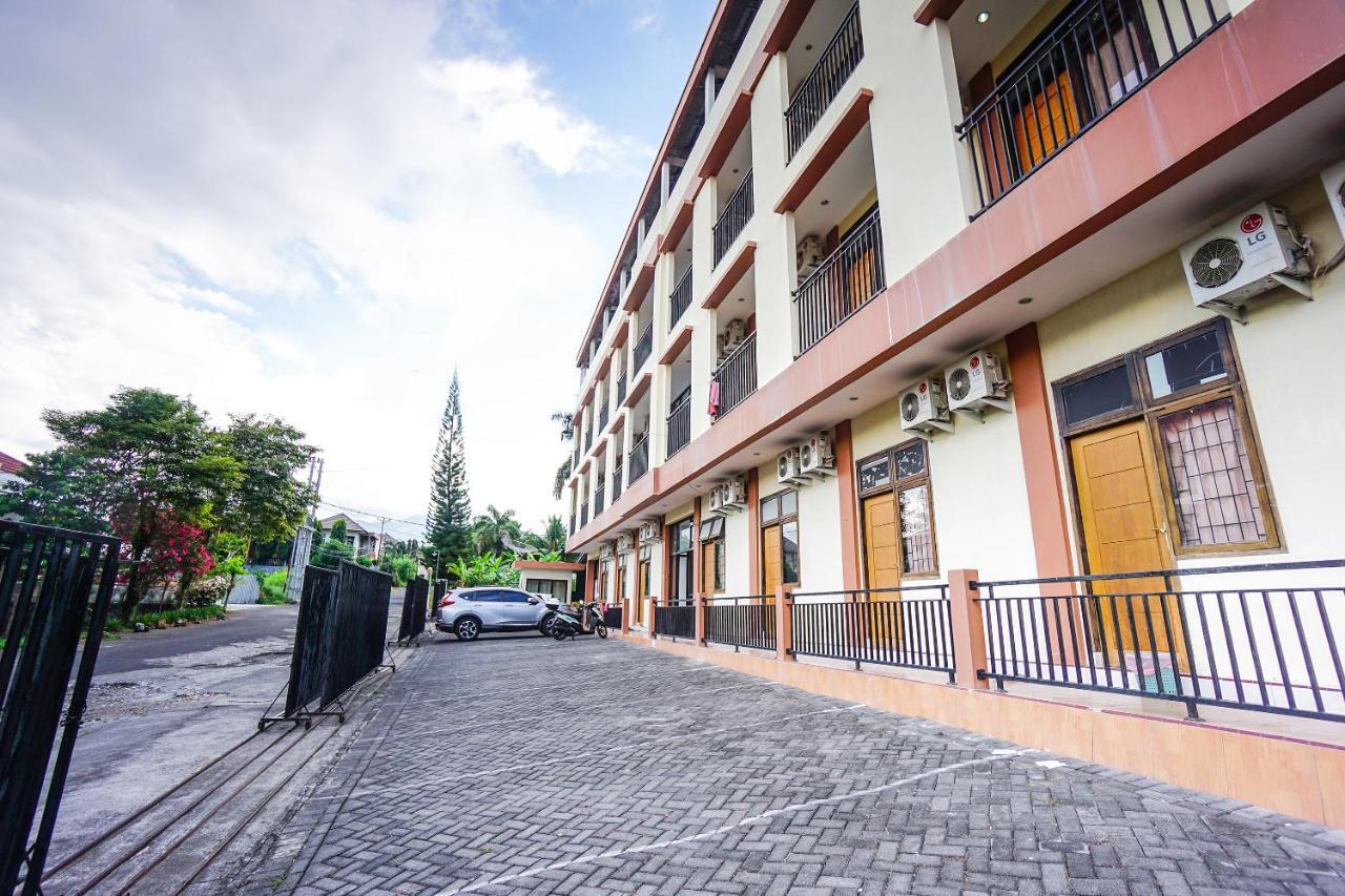 Oyo 1693 Edward Residence Malalayang Manado Exterior photo